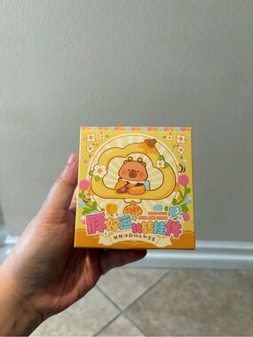Good luck Capibara rotating pendant blind box.
